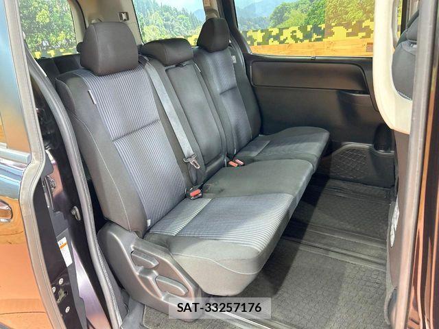 Toyota VOXY 2014-02 8564049-8