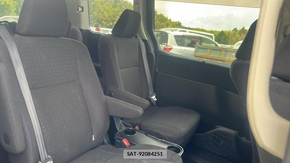 Toyota VOXY 2016-07 8589880-9