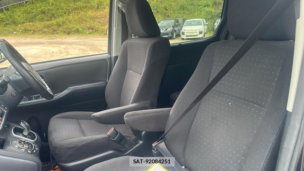 Toyota VOXY 2016-07 8589880-11