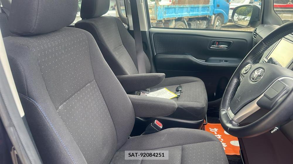Toyota VOXY 2016-07 8589880-12