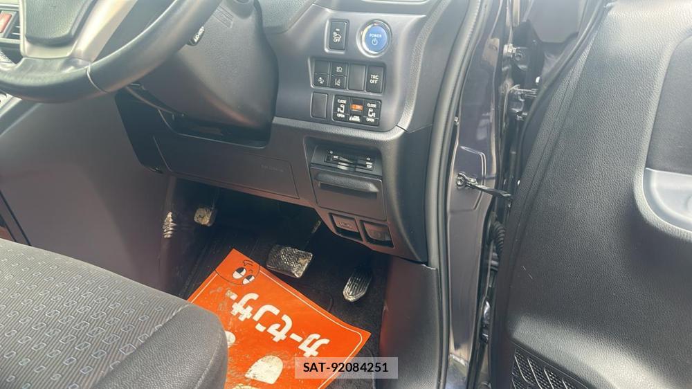 Toyota VOXY 2016-07 8589880-14