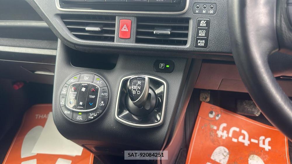 Toyota VOXY 2016-07 8589880-17