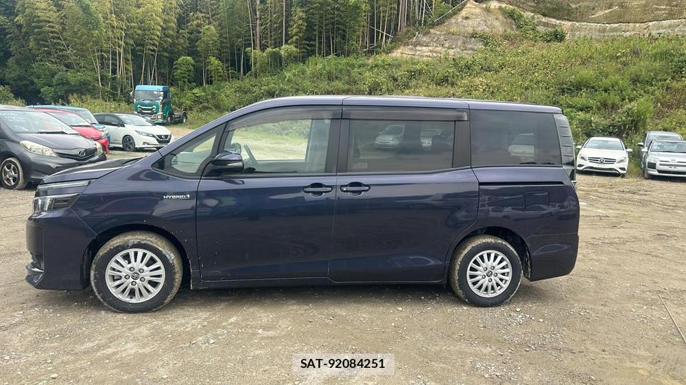 Toyota VOXY 2016-07 8589880-1