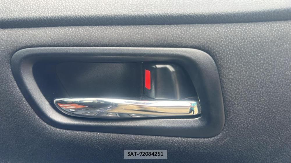 Toyota VOXY 2016-07 8589880-20