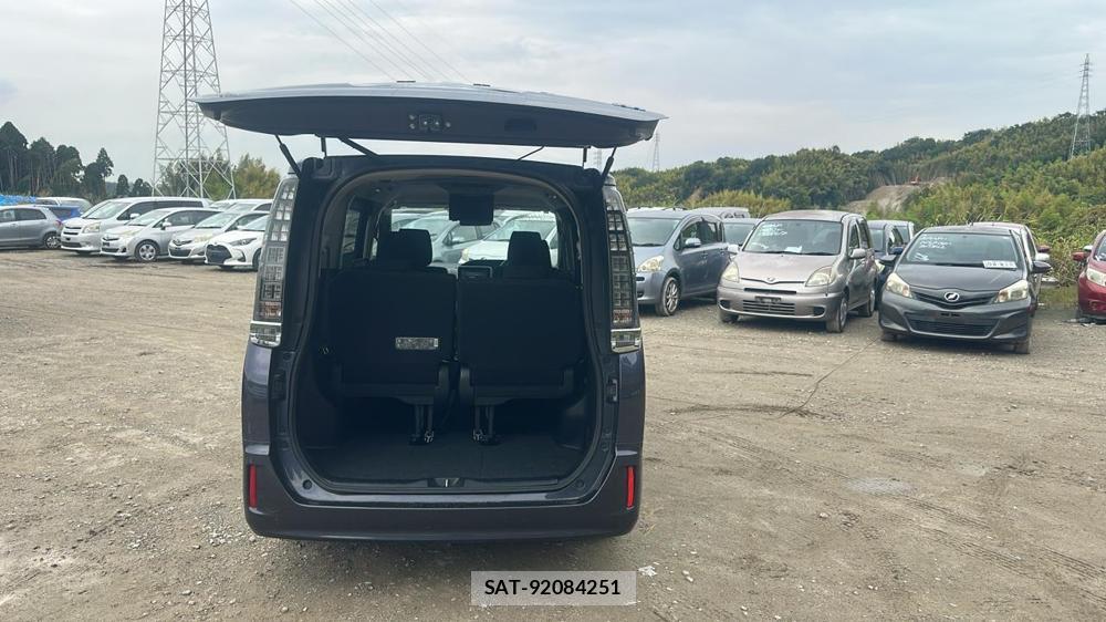 Toyota VOXY 2016-07 8589880-26