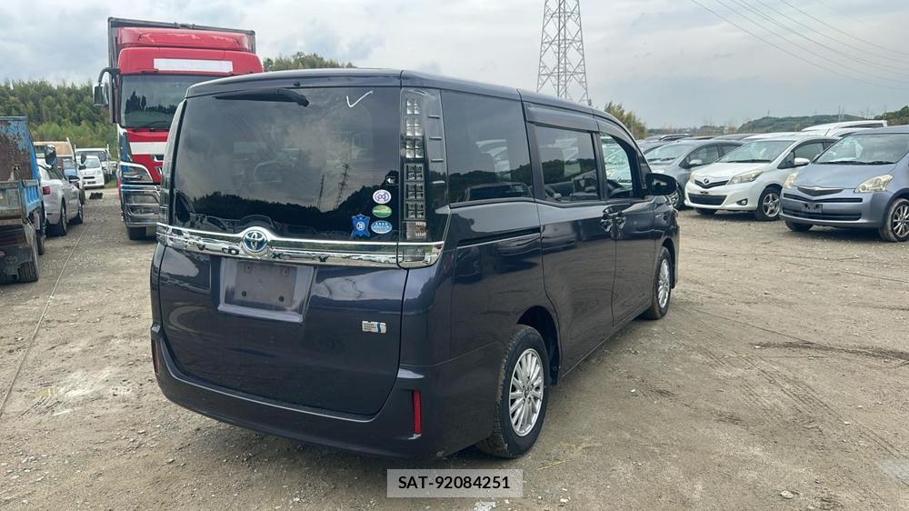 Toyota VOXY 2016-07 8589880-4