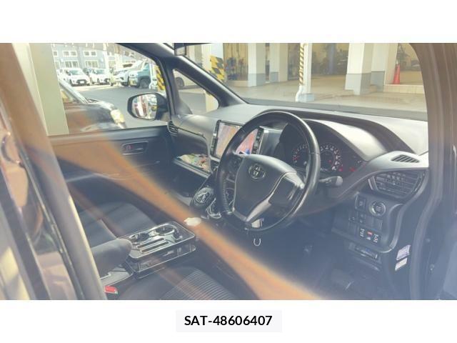 Toyota VOXY 2019-04 8629629-10