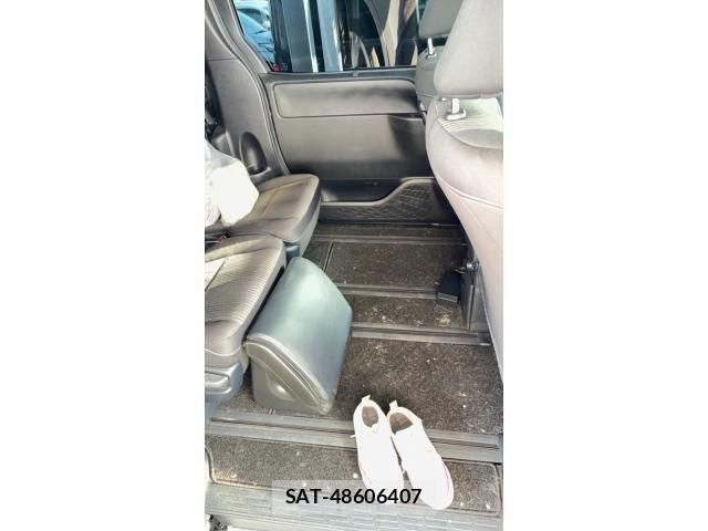 Toyota VOXY 2019-04 8629629-13