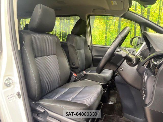 Toyota VOXY 2017-03 8629643-10