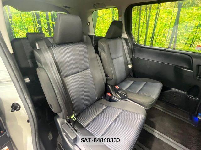 Toyota VOXY 2017-03 8629643-11