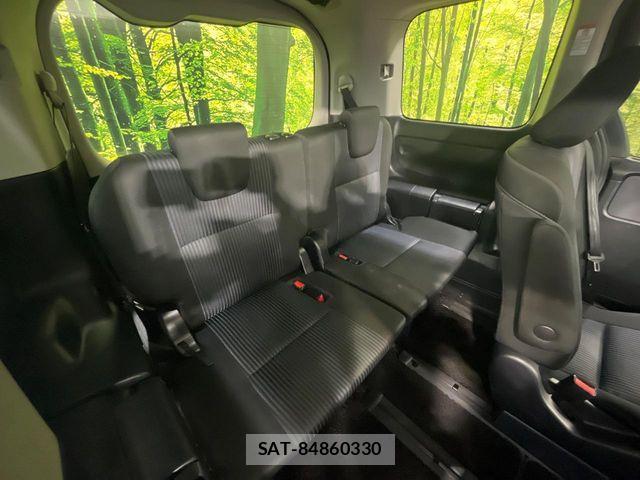 Toyota VOXY 2017-03 8629643-12