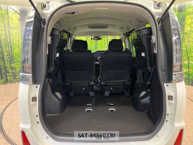 Toyota VOXY 2017-03 8629643-13