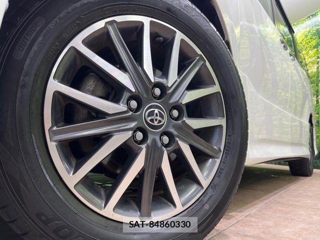 Toyota VOXY 2017-03 8629643-16