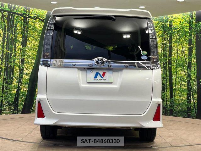 Toyota VOXY 2017-03 8629643-18