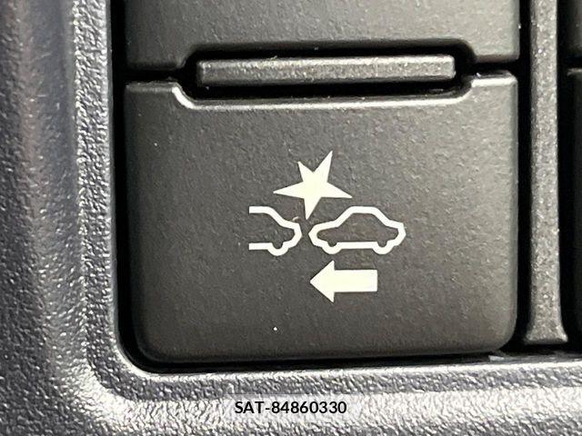 Toyota VOXY 2017-03 8629643-6