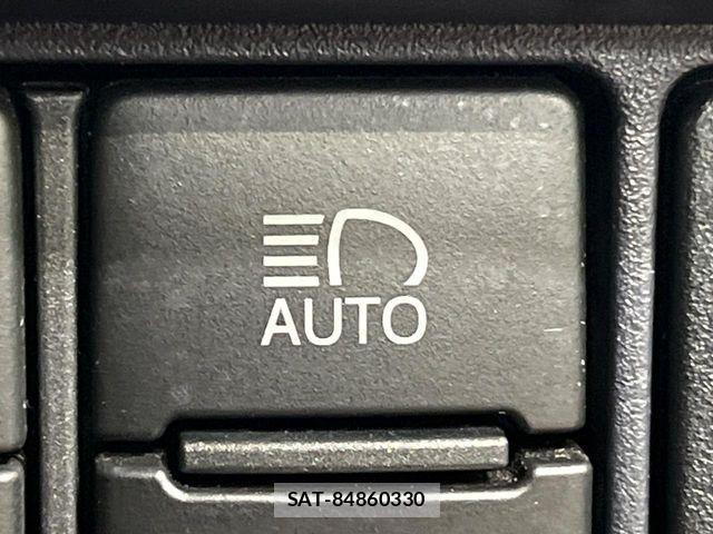 Toyota VOXY 2017-03 8629643-8