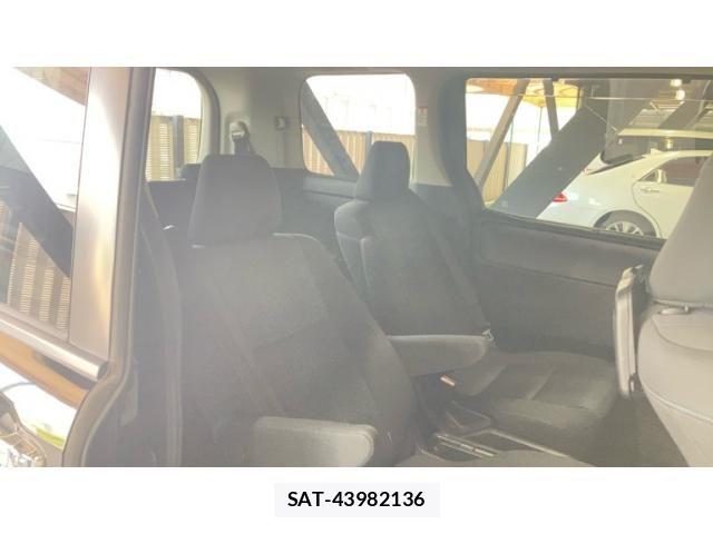 Toyota VOXY 2015-09 8629664-14