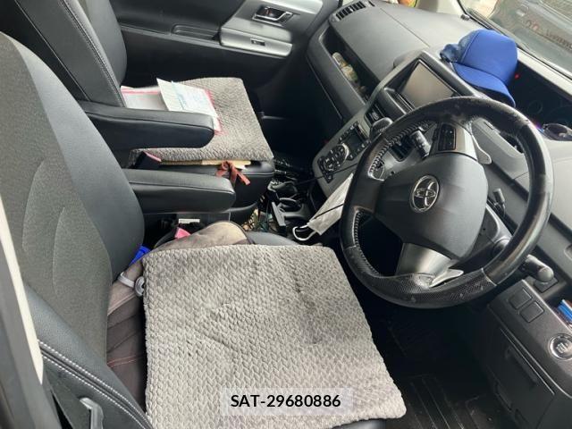 Toyota VOXY 2013-12 8629671-14