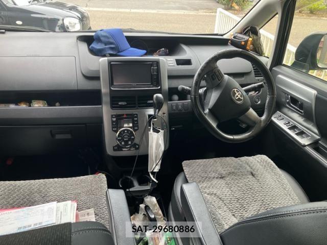 Toyota VOXY 2013-12 8629671-16