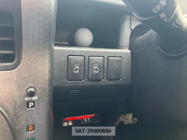Toyota VOXY 2013-12 8629671-22