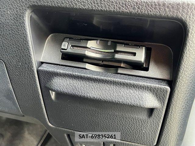 Toyota VOXY 2021-03 8629628-15