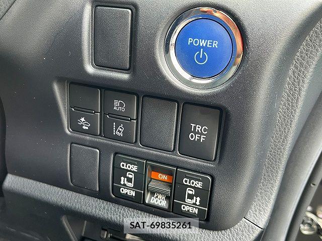 Toyota VOXY 2021-03 8629628-21