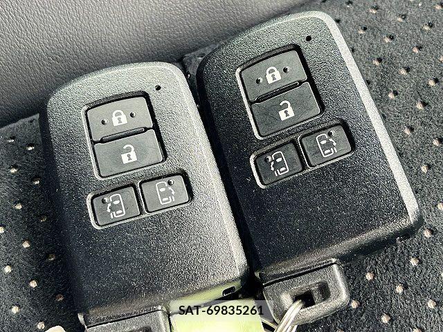 Toyota VOXY 2021-03 8629628-25