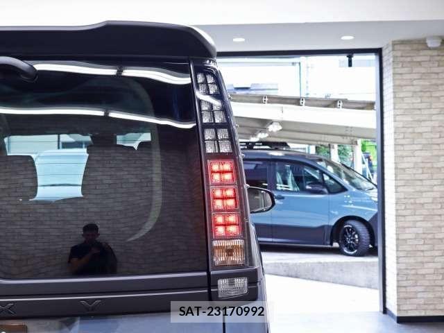 Toyota VOXY 2016-03 8662272-19