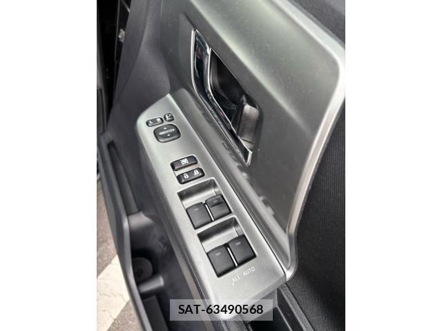 Toyota VOXY 2013-08 8667124-10