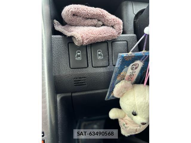 Toyota VOXY 2013-08 8667124-13