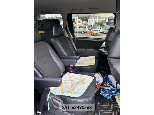 Toyota VOXY 2013-08 8667124-19