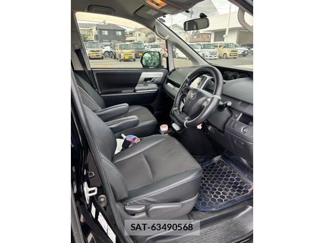 Toyota VOXY 2013-08 8667124-8