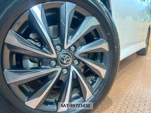 Toyota VOXY 2024-10 8667116-13