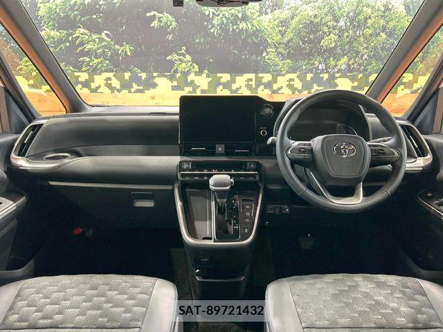 Toyota VOXY 2024-10 8667116-1