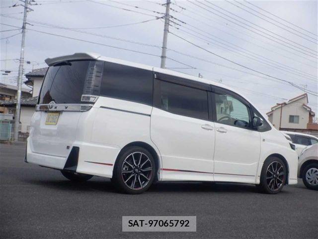 Toyota VOXY 2018-11 8662260-2