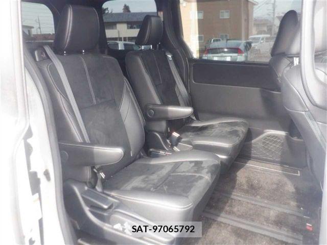 Toyota VOXY 2018-11 8662260-6