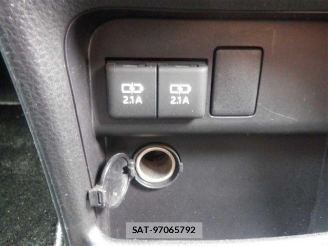 Toyota VOXY 2018-11 8662260-7