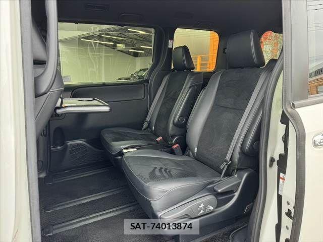 Toyota VOXY 2021-02 8667119-17