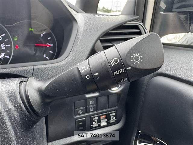 Toyota VOXY 2021-02 8667119-29