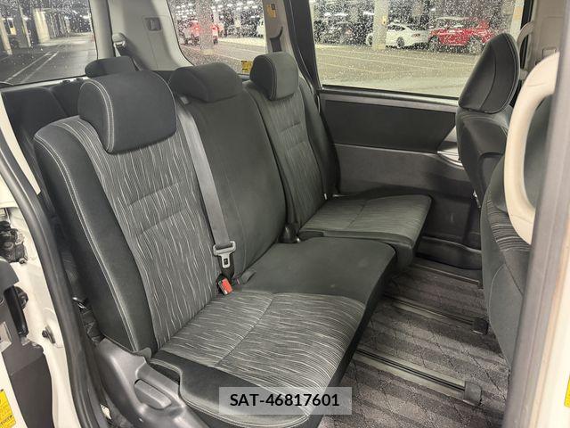 Toyota VOXY 2012-03 8667123-9