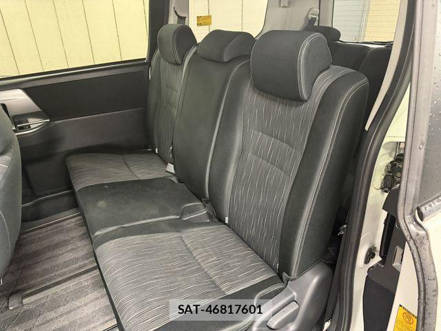 Toyota VOXY 2012-03 8667123-11
