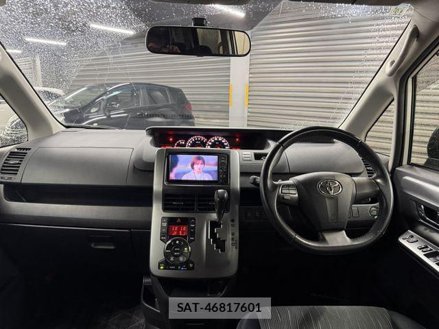 Toyota VOXY 2012-03 8667123-14