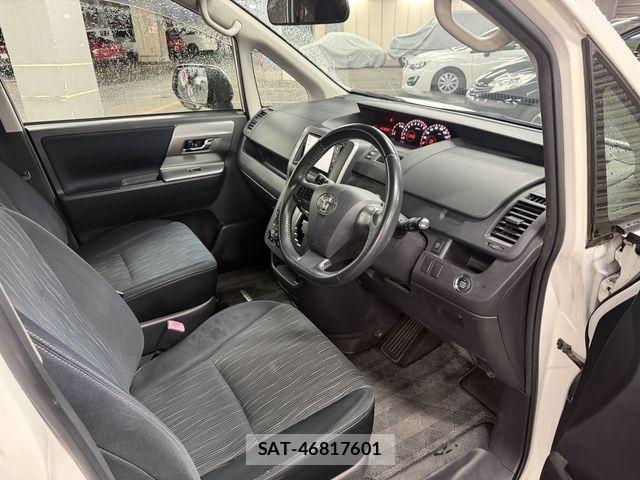 Toyota VOXY 2012-03 8667123-1