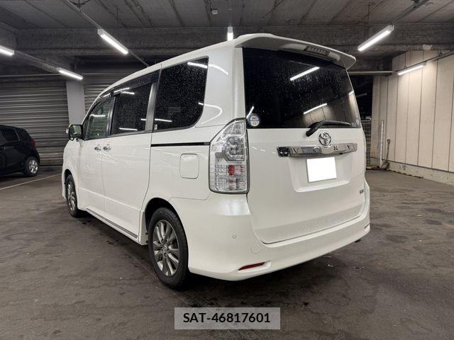 Toyota VOXY 2012-03 8667123-2