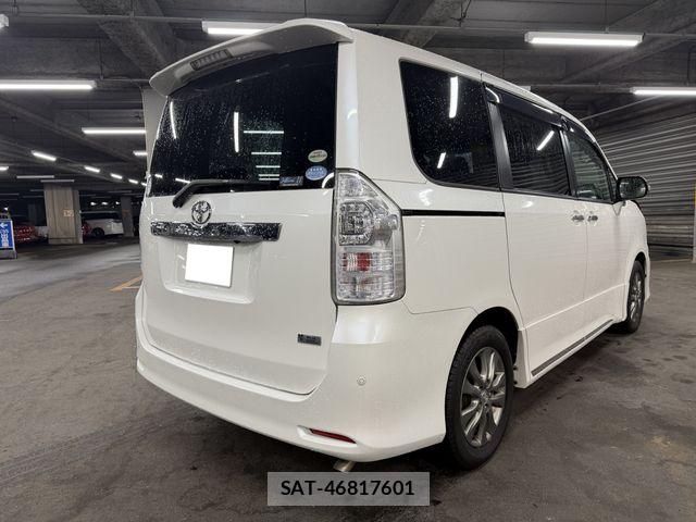 Toyota VOXY 2012-03 8667123-4