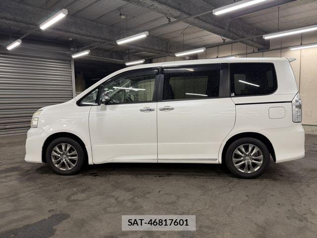 Toyota VOXY 2012-03 8667123-7