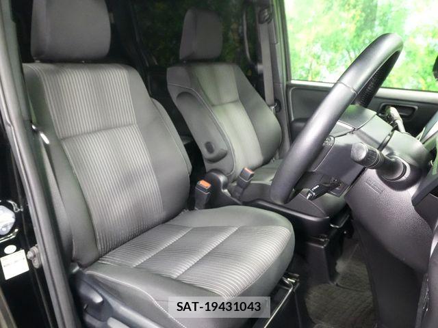 Toyota VOXY 2017-10 8662287-21