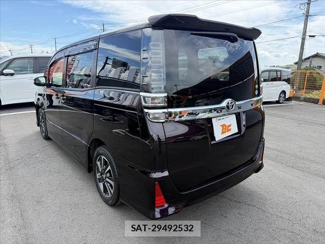 Toyota VOXY 2017-08 8662289-14