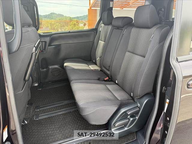 Toyota VOXY 2017-08 8662289-17