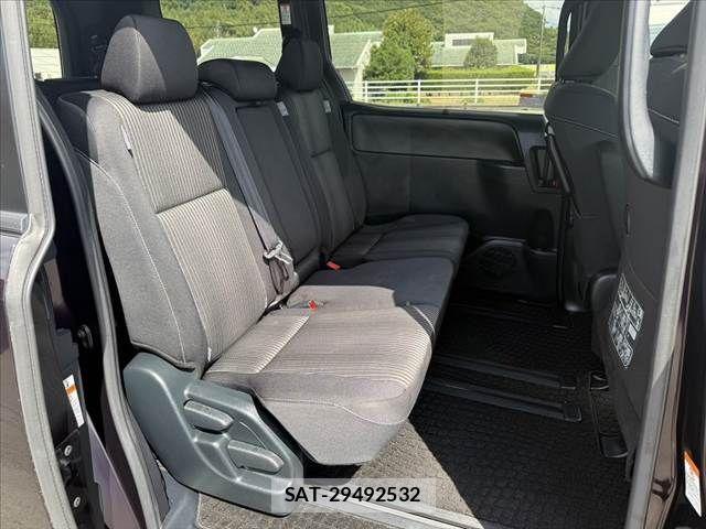 Toyota VOXY 2017-08 8662289-18